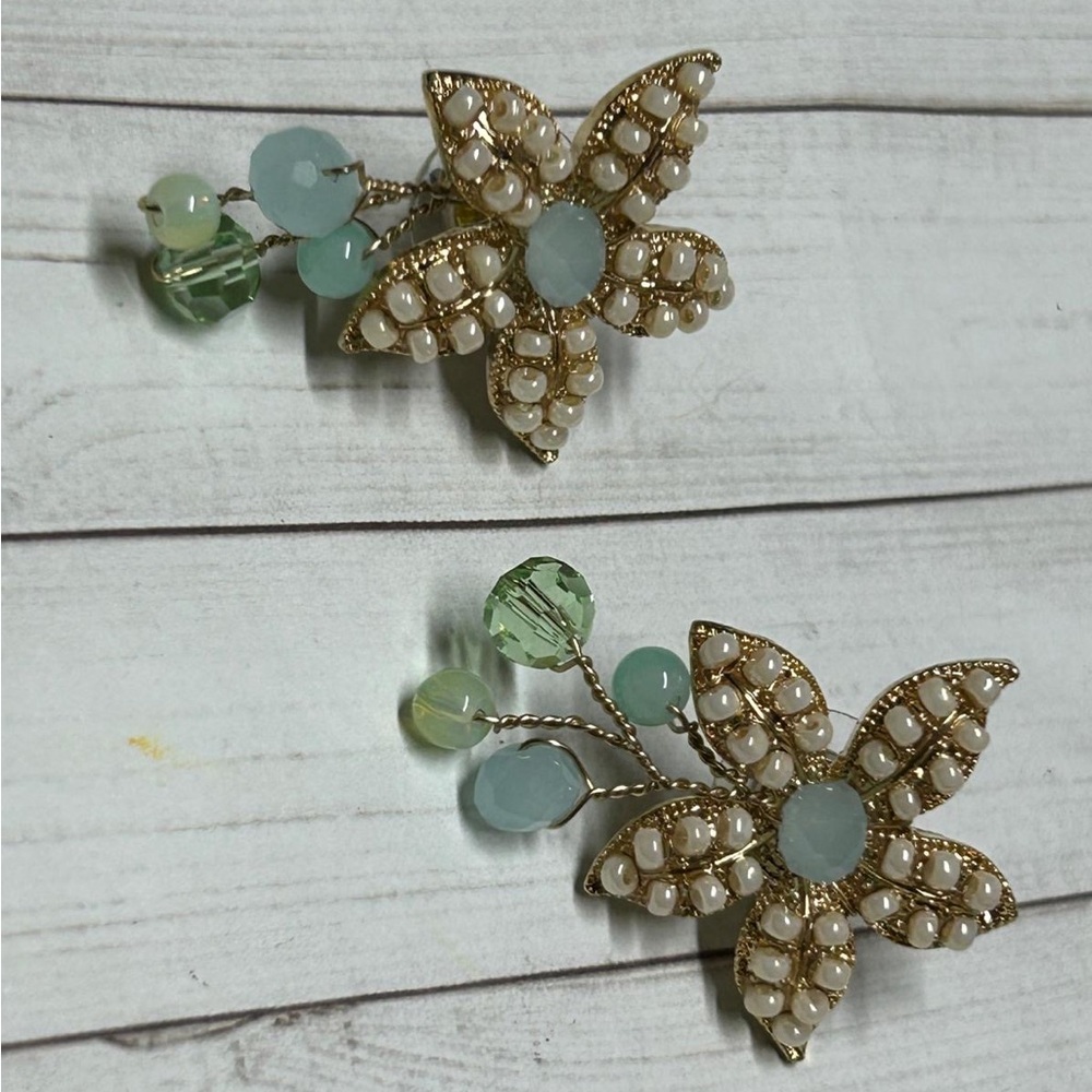 Elegant Pearl and Gold Floral earrings